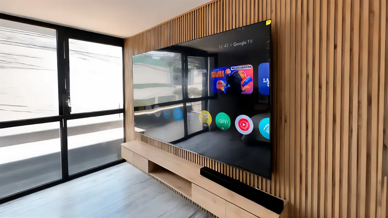 TV de 98 pulgadas instalado con rack fijo por Rack Forte en una sala con panel de madera